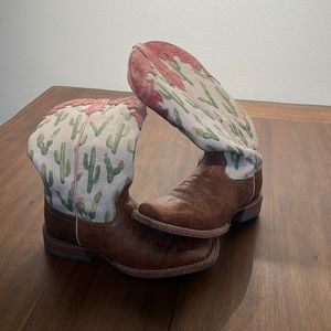 Womens size 8 Ariats